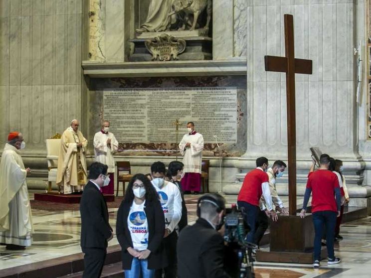 Francesco ai giovani: non "vivacchiate", scegliere Dio rende felici