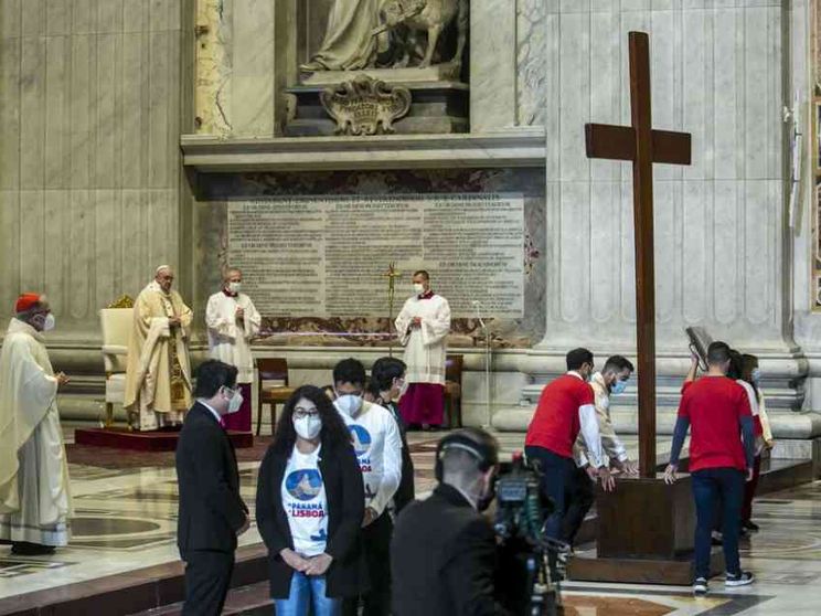 Francesco ai giovani: non "vivacchiate", scegliere Dio rende felici