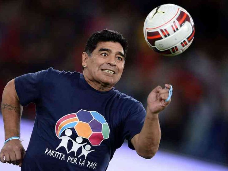 Maradona non morirà mai per davvero. Il bambino infinito a cui essere grati