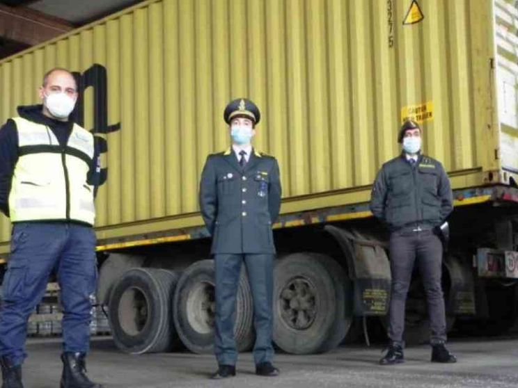 Sequestrate 24 tonnellate di abiti usati. «È traffico illecito di rifiuti»