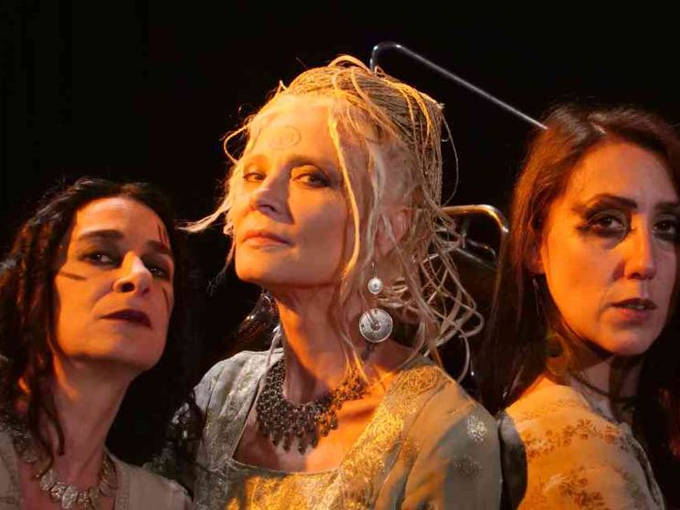 Isabel Russinova: il mio impegno a teatro contro la violenza sulle donne