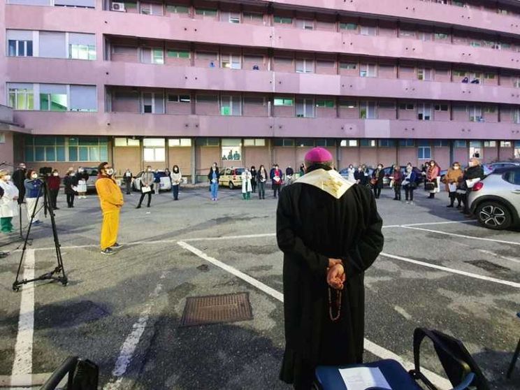 Il Rosario con l'arcivescovo davanti al reparto Covid