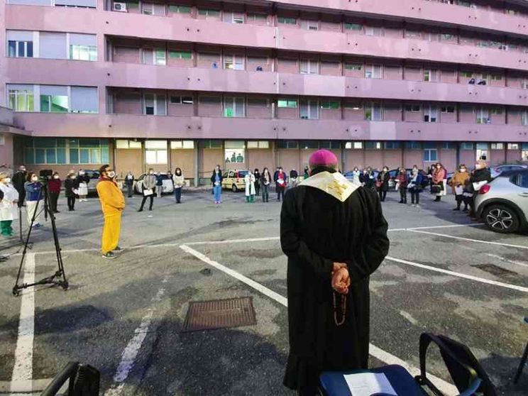 Il Rosario con l'arcivescovo davanti al reparto Covid