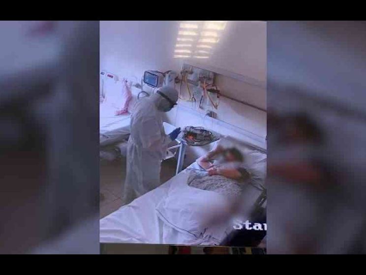 Medico specializzando impara la lingua dei segni per aiutare sorda