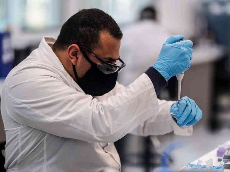 Londra approva il vaccino di Pfizer-BioNTech. I dubbi dell'Agenzia Ue