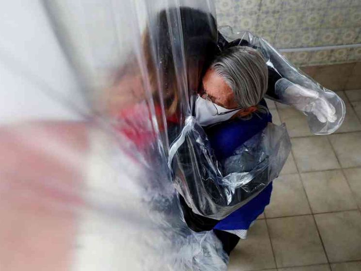 Rsa, picco di morti con l'isolamento. Ora si cambia: sì a stanze per abbracci