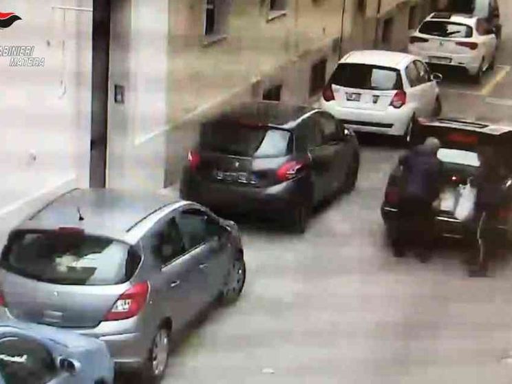 Facevano prostituire ragazze cinesi in un appartamento: in manette 4 persone