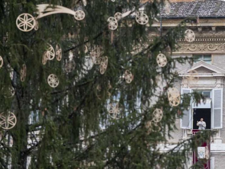 Il Papa: presepe e albero di Natale, segni di speranza in tempi difficili