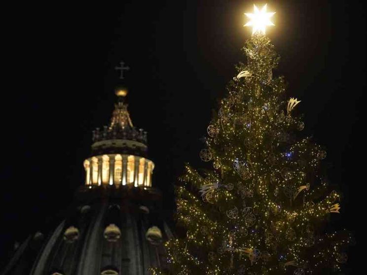 Si accendono albero e presepe. Il Papa: segni di speranza