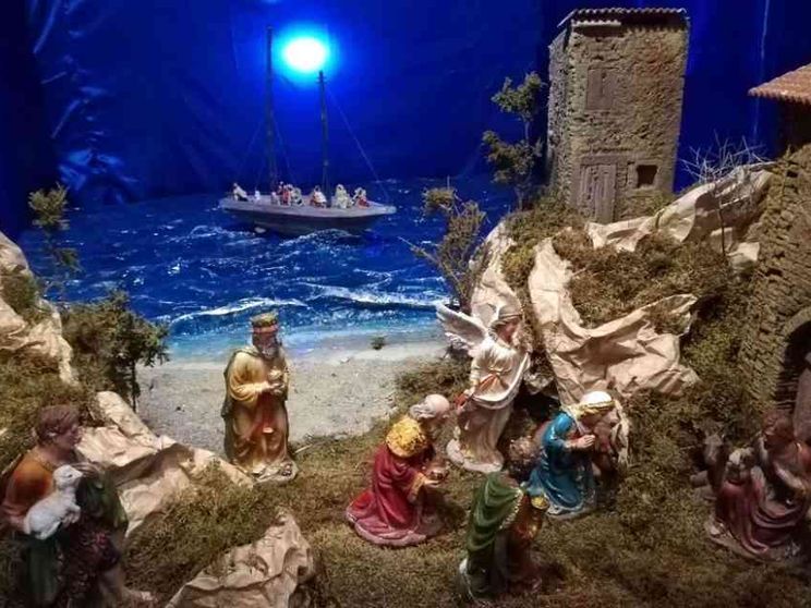 Una piccola barca di persone migranti nel presepe della parrocchia