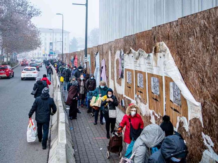 Chi sono i poveri del Covid. Il Papa: la risposta è la solidarietà