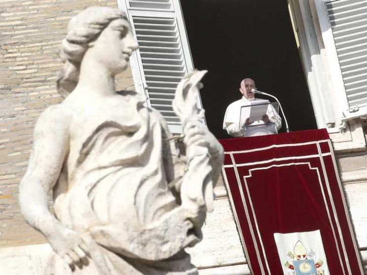 Papa Francesco: a Natale facciamo un regalo a un bisognoso