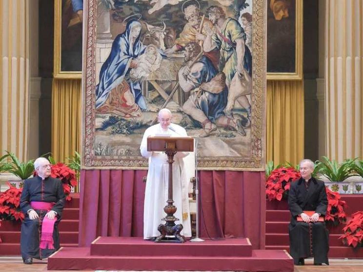 Il Papa alla Curia: «Dalla crisi si rinasce, no ai conflitti»