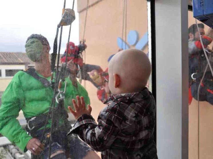 Un bimbo abbandonato perché malato e la sua adozione