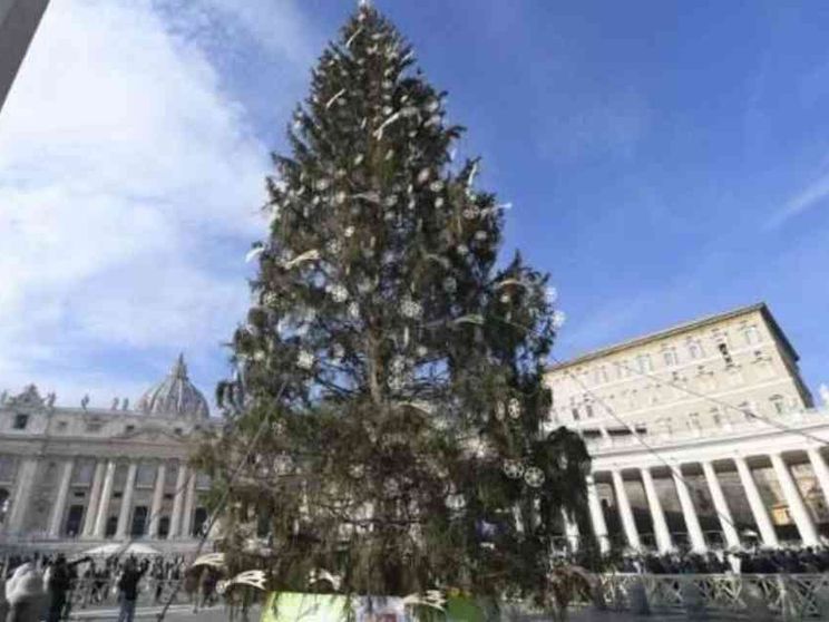 La benedizione Urbi et Orbi impartita dall’Aula delle Benedizioni