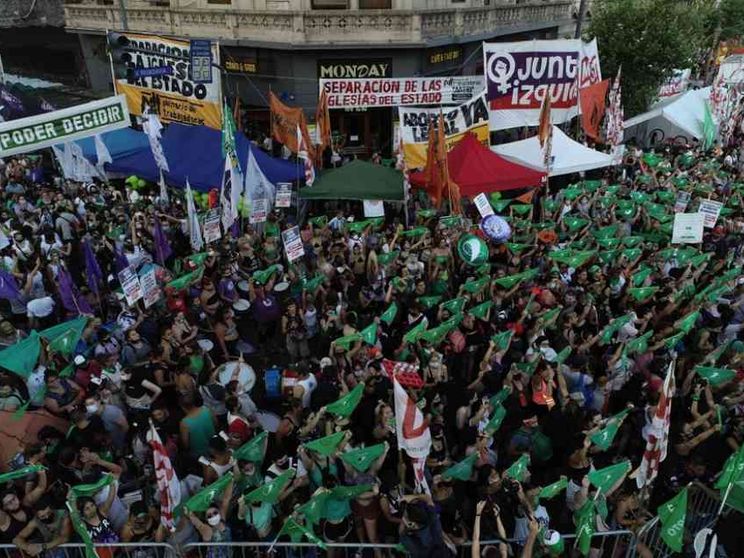 Dal Senato via libera all'aborto entro la 14esima settimana. Paese diviso