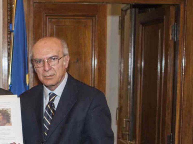 Un vero alloro per Dante è cosa dovuta e buona