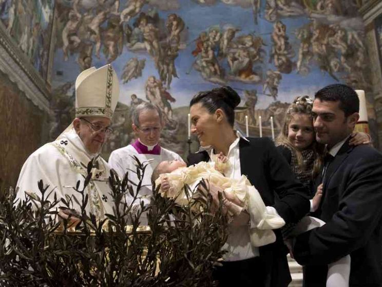 Il Papa celebra la Messa dell'Epifania. Niente Battesimi domenica 10