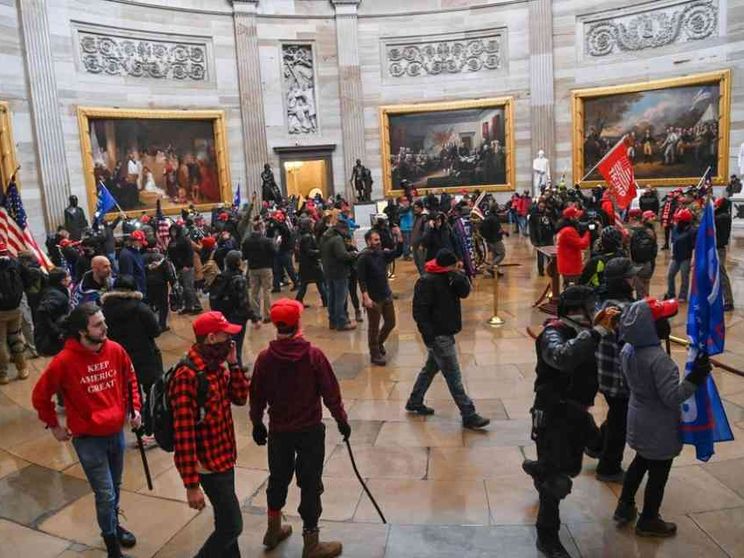 «Non ci arrenderemo mai», l'ultima battaglia di Trump. Assalto al Congresso