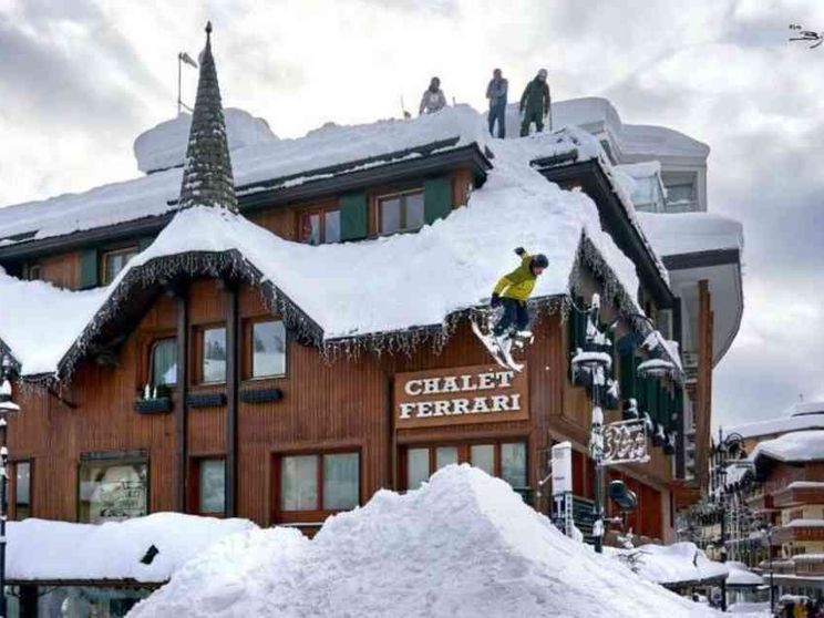 Lo storico salto con gli sci dal tetto ripetuto 70 anni dopo