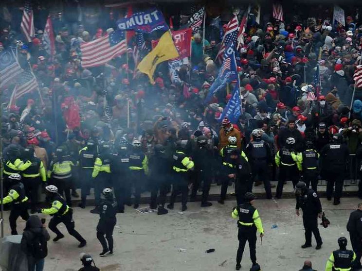 Trump isolato ora rischia l’ignominia: «Via subito». E Pence prenota il 2024