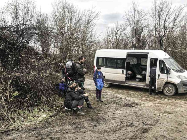 Poliziotti a caccia di migranti (tra neve e mine): «Ce lo chiede l'Europa»