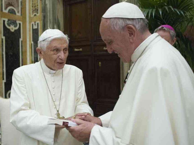 Partite le vaccinazioni in Vaticano. «Anche Ratzinger la farà»