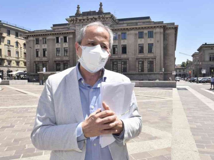 Crisanti: bisogna correre o il virus giocherà d'anticipo