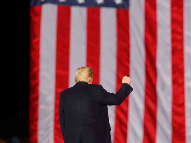 L'era di Trump finisce sul patibolo. E la lobby delle armi fa bancarotta