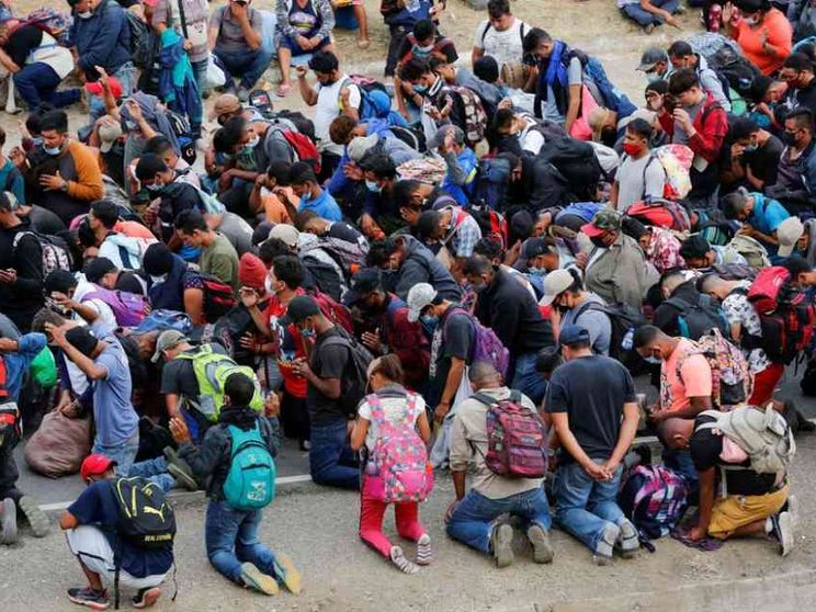 «In nome di Dio, fateci passare»: la preghiera dei migranti al confine