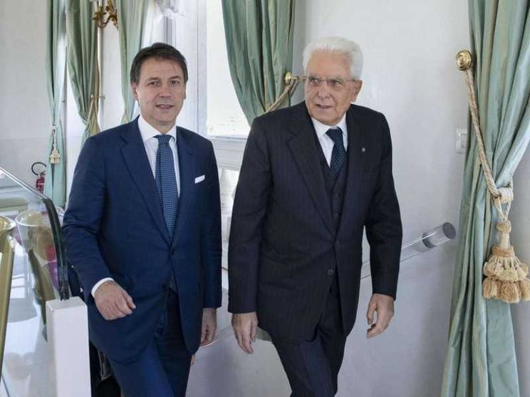 Conte tira dritto, i timori di Mattarella