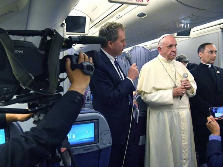 Il Papa: giornalisti, consumate la suola delle scarpe