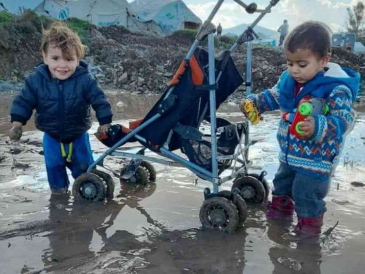 I bambini di Lesbo prigionieri nel fango