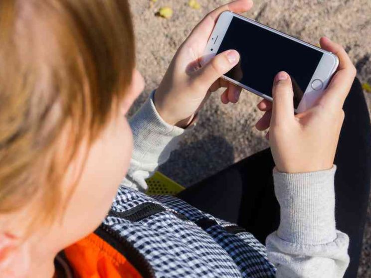 Perché ai bambini sotto i 12 anni non andrebbe dato uno smartphone