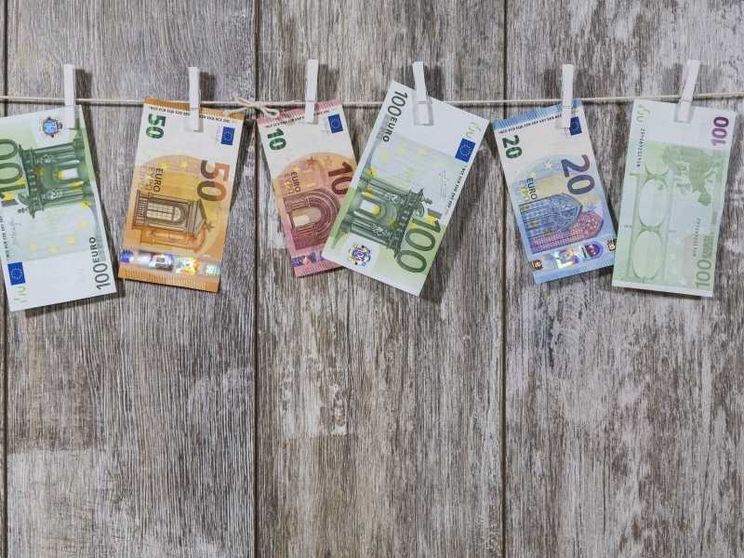 Gli europei sono tornati a mettere i soldi sotto il materasso