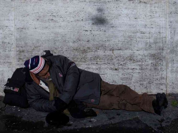 Robertino, senza dimora, e i funerali celebrati da due cardinali (e 10 sacerdoti)