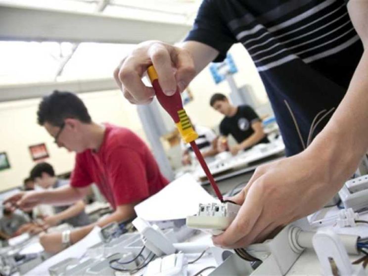 Manifatturiero in controtendenza su lavoro e occupazione