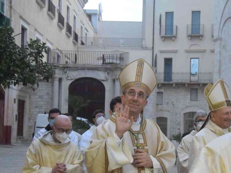 «È tempo della condivisione»: l'ingresso del nuovo arcivescovo Satriano