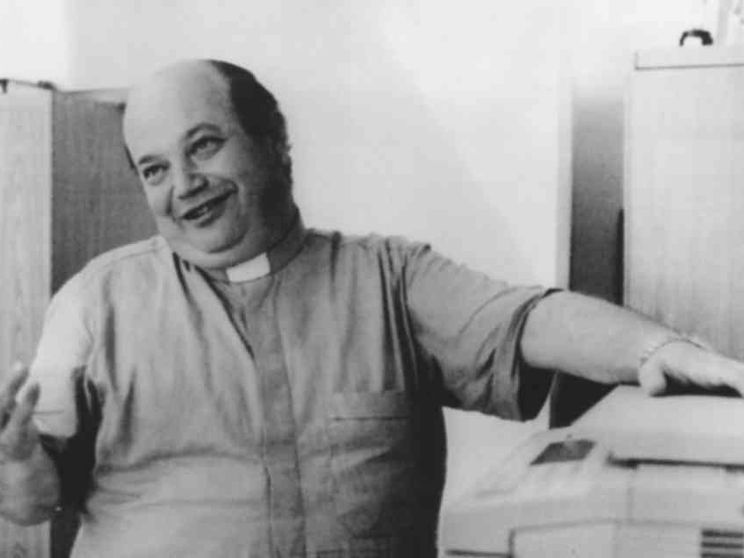 Covid, l'addio di Ercolano a don Falco; diede coraggio contro la camorra