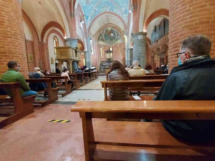 Lo scambio della pace ora si farà guardandosi negli occhi