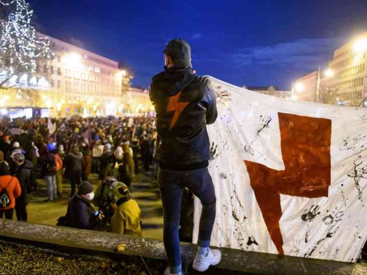 Perché è falso che «ora in Polonia è vietato abortire»