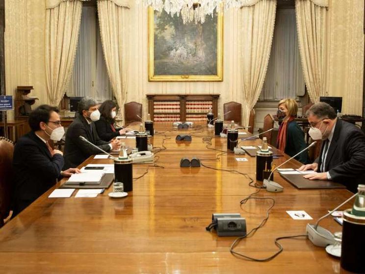 Un mezzo passo verso il «disgelo», Renzi chiede un programma scritto