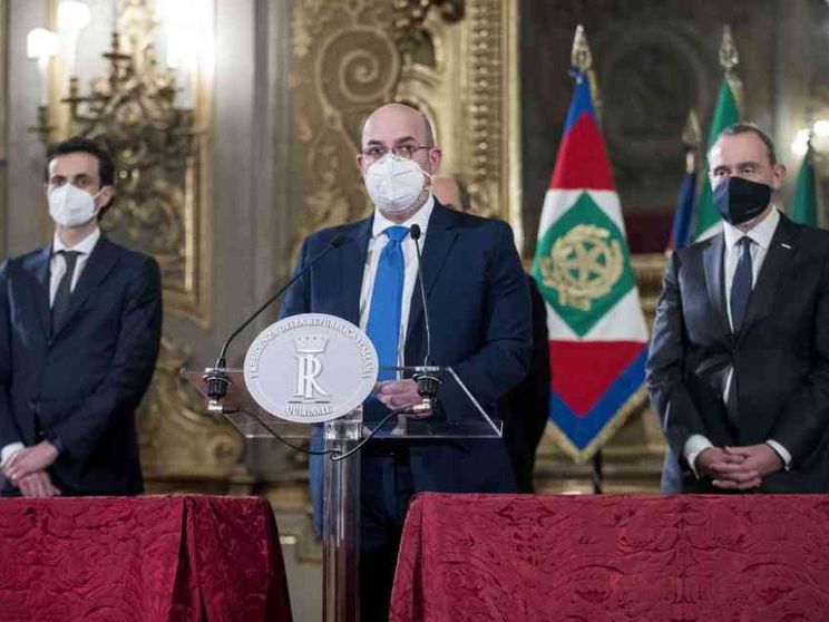 Di Maio dice sì a Renzi e nel M5s è tempesta. Di Battista guida i ribelli