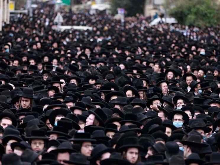 Diecimila ultraortodossi al funerale di un rabbino. In pieno lockdown