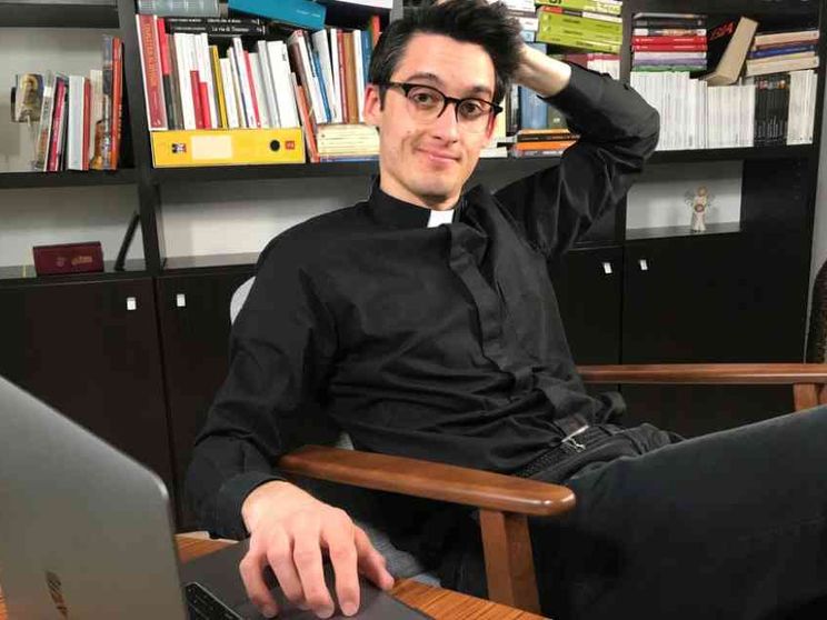 Arriva Clubhouse e don Ravagnani apre la «stanza» del sacerdote