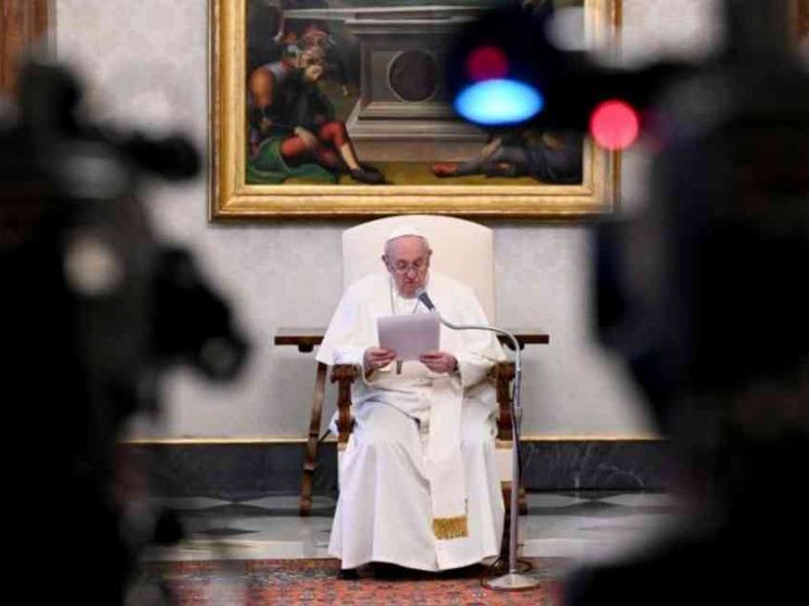 Il Papa: "Con la liturgia preghi con Cristo accanto a te"