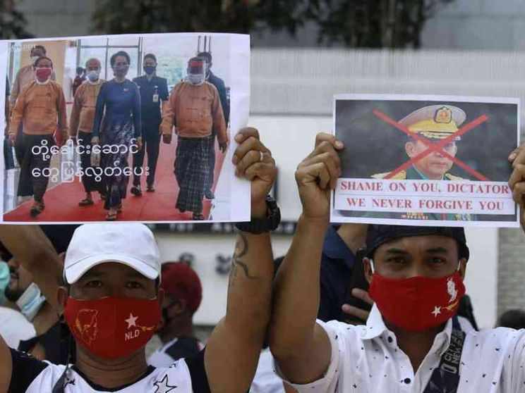 Le accuse a Suu Kyi: detenzione di walkie-tolkie. Medici in sciopero