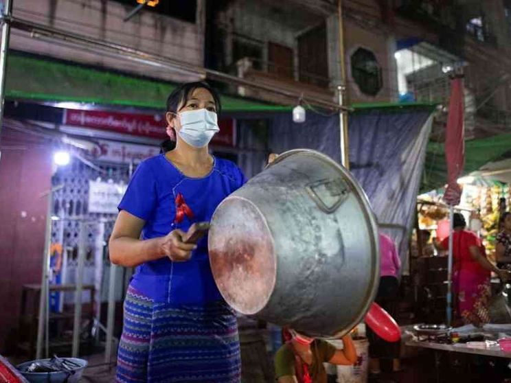 Myanmar, si sveglia la protesta: pentole e palloncini rossi contro i generali