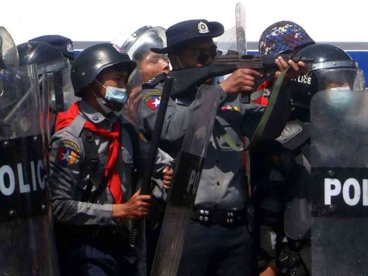 Idranti e proiettili di gomme contro i manifestanti, muore studentessa