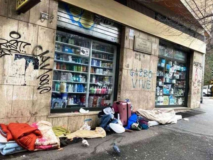 Roma, vigili gettano coperte di senzatetto: costretti a dormire all'addiaccio